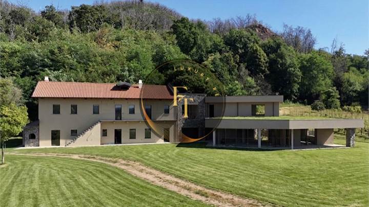 Prestigiosa proprietà contemporanea con anima storica e vista panoramica sulla Rocca di Angera
