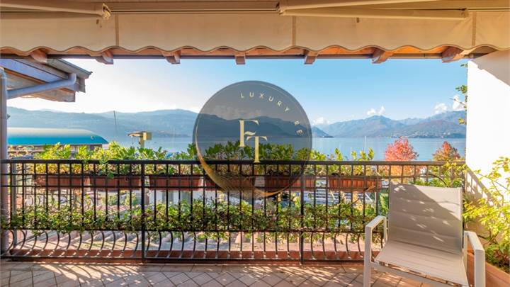 SPLENDIDA VILLA A SCHIERA CON VISTA LAGO E ISOLE