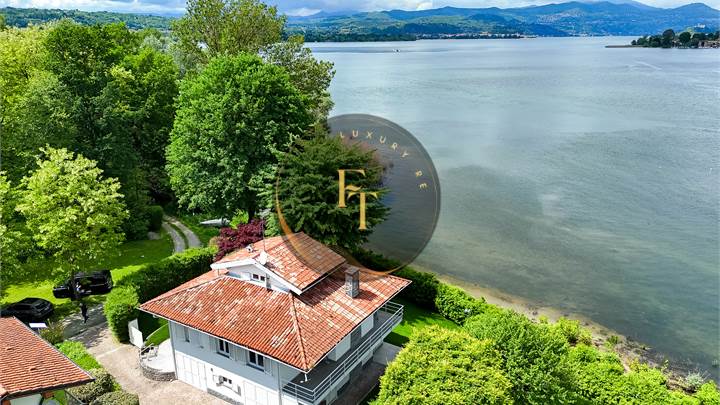 VILLA PIEDS DANS L'EAU