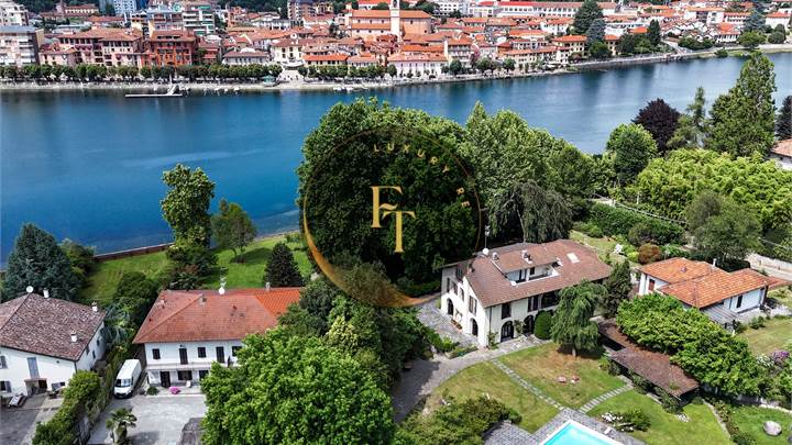 RAFFINATA VILLA CON PARCO E PISCINA